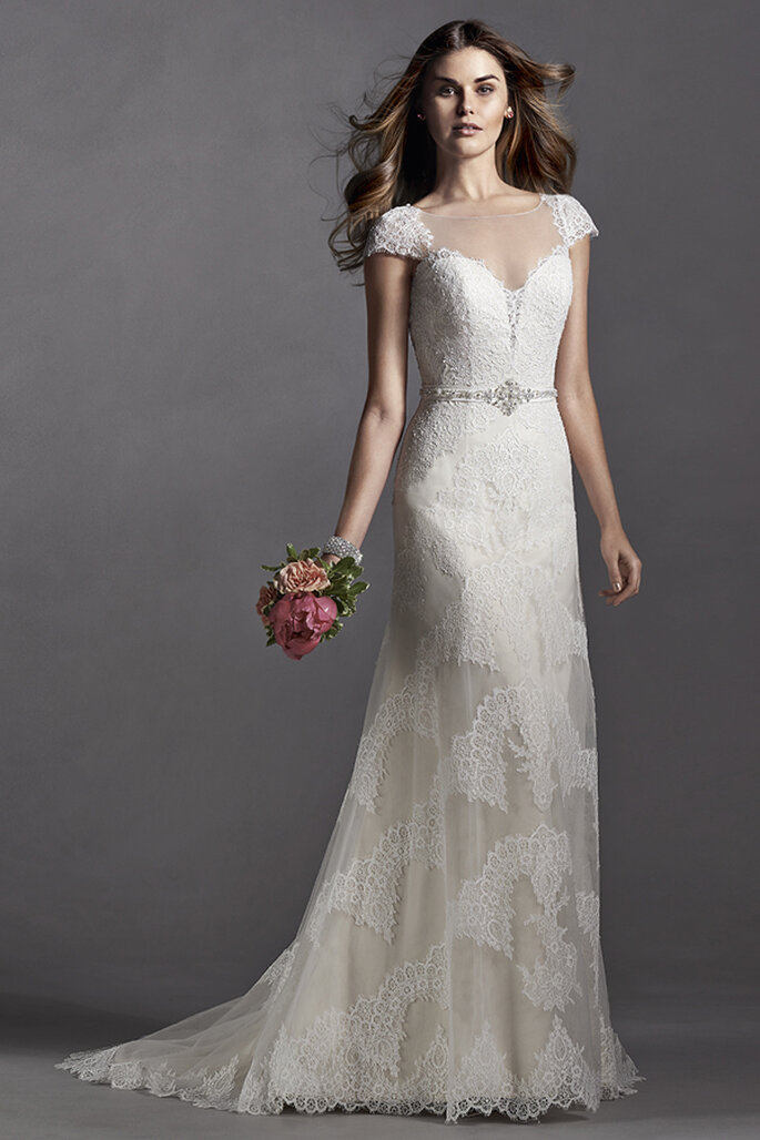 Vestido de noiva com renda e decote de malha ilusão que criarão uma silhueta romântica no dia do seu casamento. Acabamento com coberta de botões sobre o zíper e fecho elástico interior.
<a href="http://www.sotteroandmidgley.com/dress.aspx?style=5SS030" target="_blank">Sottero and Midgley Spring 2015</a>