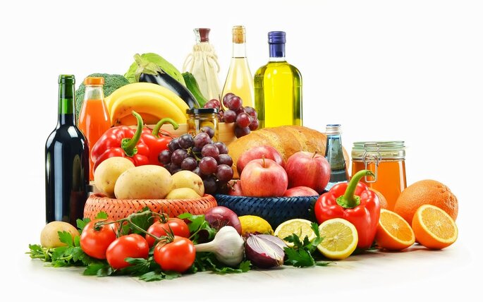 Não se trata de uma dieta para perda de peso real mas antes de um modelo nutricional inspirado nas tradições culinárias de Itália, Grécia e Marrocos.
Não exclui qualquer grupo alimentar e tem por base a associação deles e a utilização de cereais e dos seus derivados, peixe, azeite, frutas, vegetais e legumes.
É património da Humanidade e com base num estudo recente, da Universidade de Harvard, prolonga a vida.