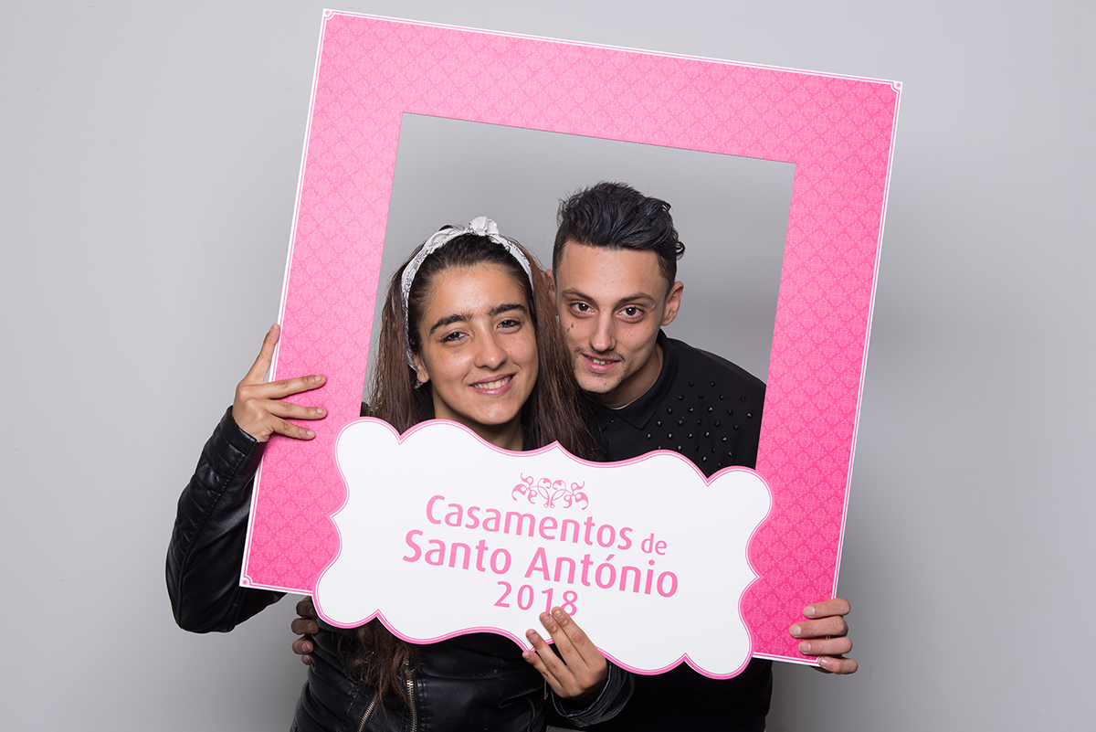 <p><b>Sandra Vieira &amp; Rafael Gonçalves</b><p>Alcântara<p>Sandra tem 21 anos e é Doméstica; Rafael tem 26 anos e é Empregado de Limpeza Vão ter um casamento católico.<p>Consideram-se um "casal unido e forte".