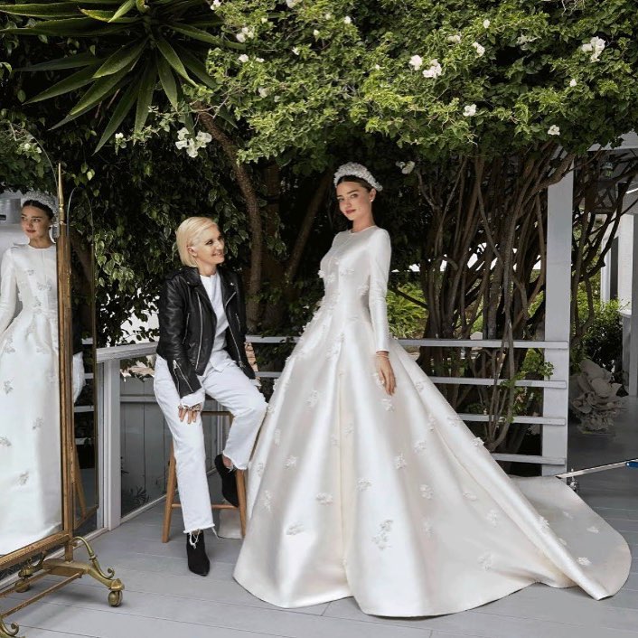 Para o casamento, a modelo não desapontou e estava absolutamente deslumbrante num vestido de alta costura da Dior, concebido pela diretora artística da marca, Maria Grazia Chiuri.