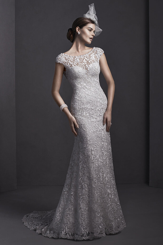 Vestido de noiva com renda elaborado, enfeitado com cristais de Swarovski e pérolas no decote bateau. Acabamento com coberta de botões sobre o zíper.
<a href="http://www.sotteroandmidgley.com/dress.aspx?style=5SR065" target="_blank">Sottero and Midgley Spring 2015</a>