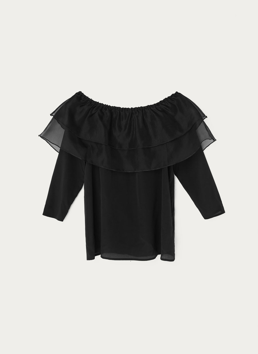 Camisa organza ombros descobertos da Uterqüe (89 euros)