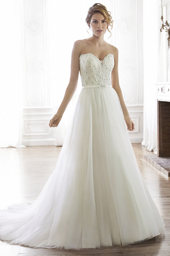 Vestido de noiva com cristais Swarovski que acentuam o corpete deste magnífico desenho. Decote coraçãao e acabamento realizado com botões de cristal sobre o zipper e espartilho interior.
<a href="http://www.maggiesottero.com/dress.aspx?style=5MS022" target="_blank">Maggie Sottero Spring 2015</a>