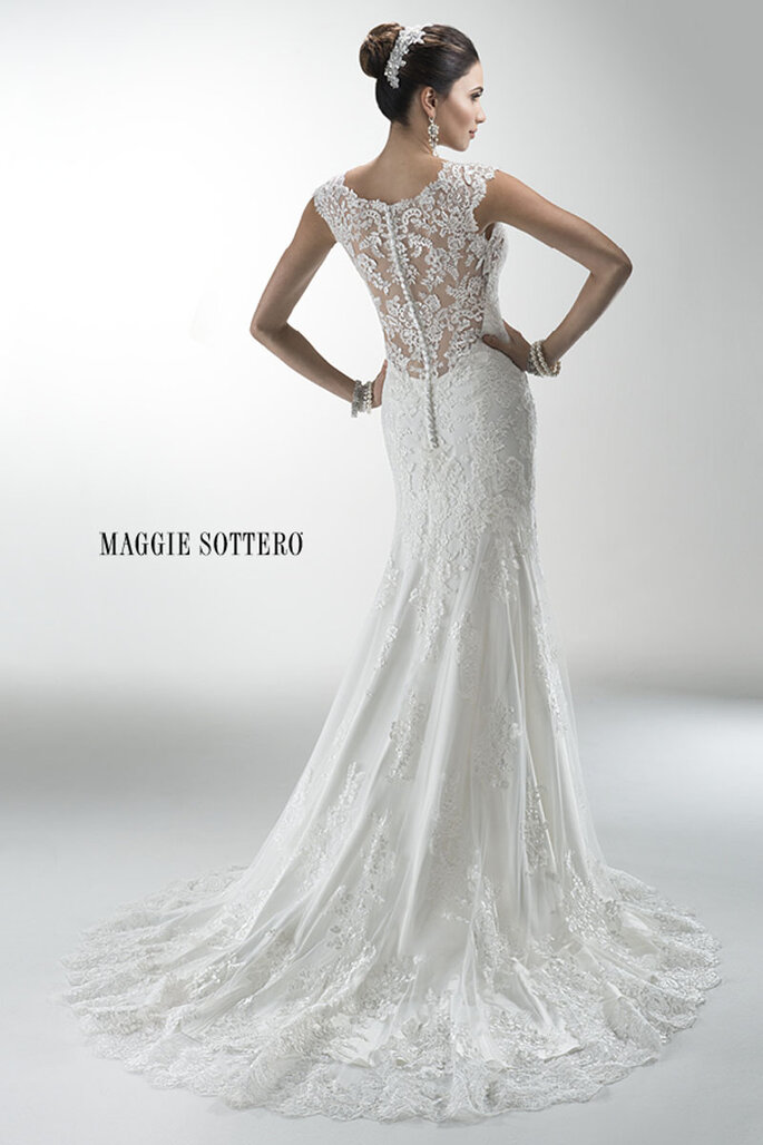 Vestido com renda delicada nos ombros e no decote, modelo de noiva leve com botões que cobrem o zíper. 

<a href="http://www.maggiesottero.com/dress.aspx?style=4MS061" target="_blank">Maggie Sottero Platinum 2015</a>