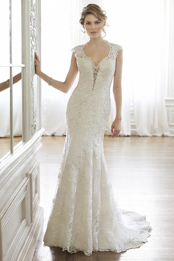 Este vestido de noiva é a mistura perfeita de romance e sofisticação. O decote e as mangas de renda dão à noiva um estilo sem igual para o dia do seu casamento. Acabamento com coberta de botões sobre o fecho com zipper nas costas.
<a href="http://www.maggiesottero.com/dress.aspx?style=5MC036" target="_blank">Maggie Sottero Spring 2015</a>