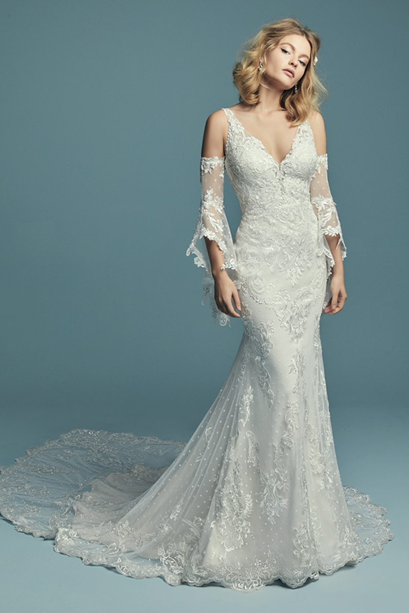 <a href="https://www.maggiesottero.com/maggie-sottero/lucienne-marie/11278">Maggie Sottero</a>
Detalhes de renda que conferem um toque boho a este vestido de noiva, completado com um decote em forma de coração e efeito ilusão. Terminado com botões cobertos sobre um fecho.