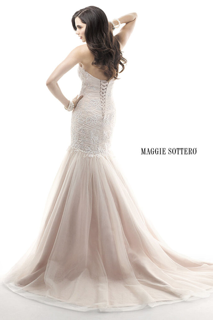 Delicado bordado de lantejoulas enfeitando o corpete ajustado com decote coração que aporta feminidade. Acabamento com espartilho nas costas.
<a href="http://www.maggiesottero.com/dress.aspx?style=4MT892" target="_blank">Maggie Sottero Platinum 2015</a>