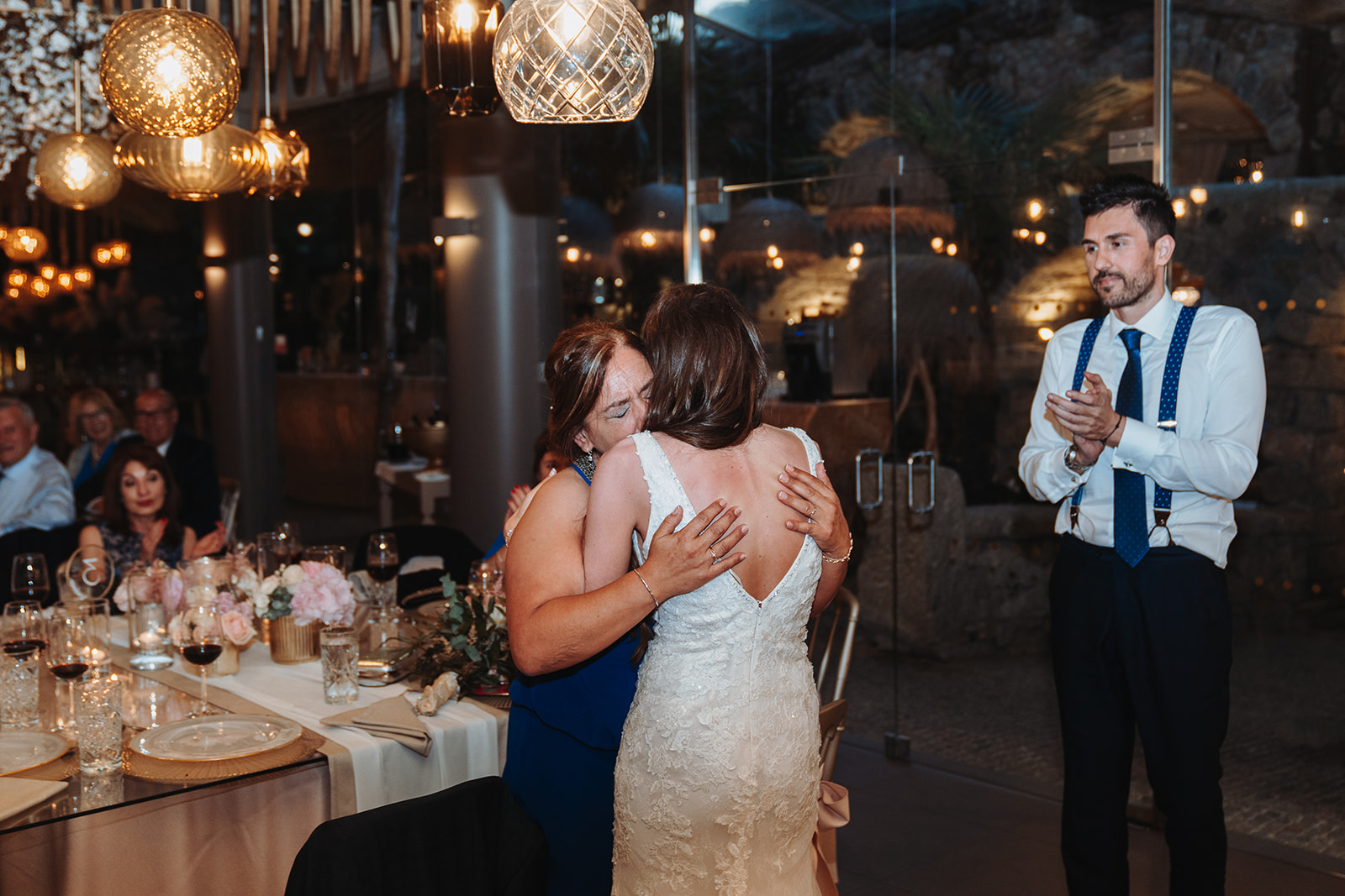 mãe abraça noiva emocionada casamento