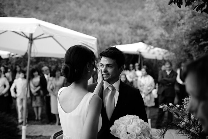 «Já se sabe que o dia do casamento é um dia especial, um dia repleto de emoções fortes. Este foi uma casamento íntimo realizado em casa com muitos poucos convidados, mas com muito calor humano. O noivo após o "sim" emocionou-se, e com um toque suave a sua noiva o acaricia na face. Sente-se o verdadeiro Amor nesta simples fotografia.»
www.quemcasaquerfotos.com