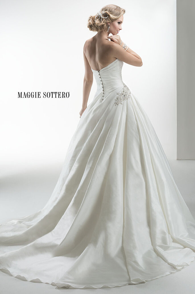 Vestido de noiva com drapeado assimétrico, enfeites de cristal Swarovski na cintura e espectacular saia com volume. Decote coração e botões de cristal sobre o zíper e o espartilho interior. 

<a href="http://www.maggiesottero.com/dress.aspx?style=4MD013" target="_blank">Maggie Sottero Platinum 2015</a>