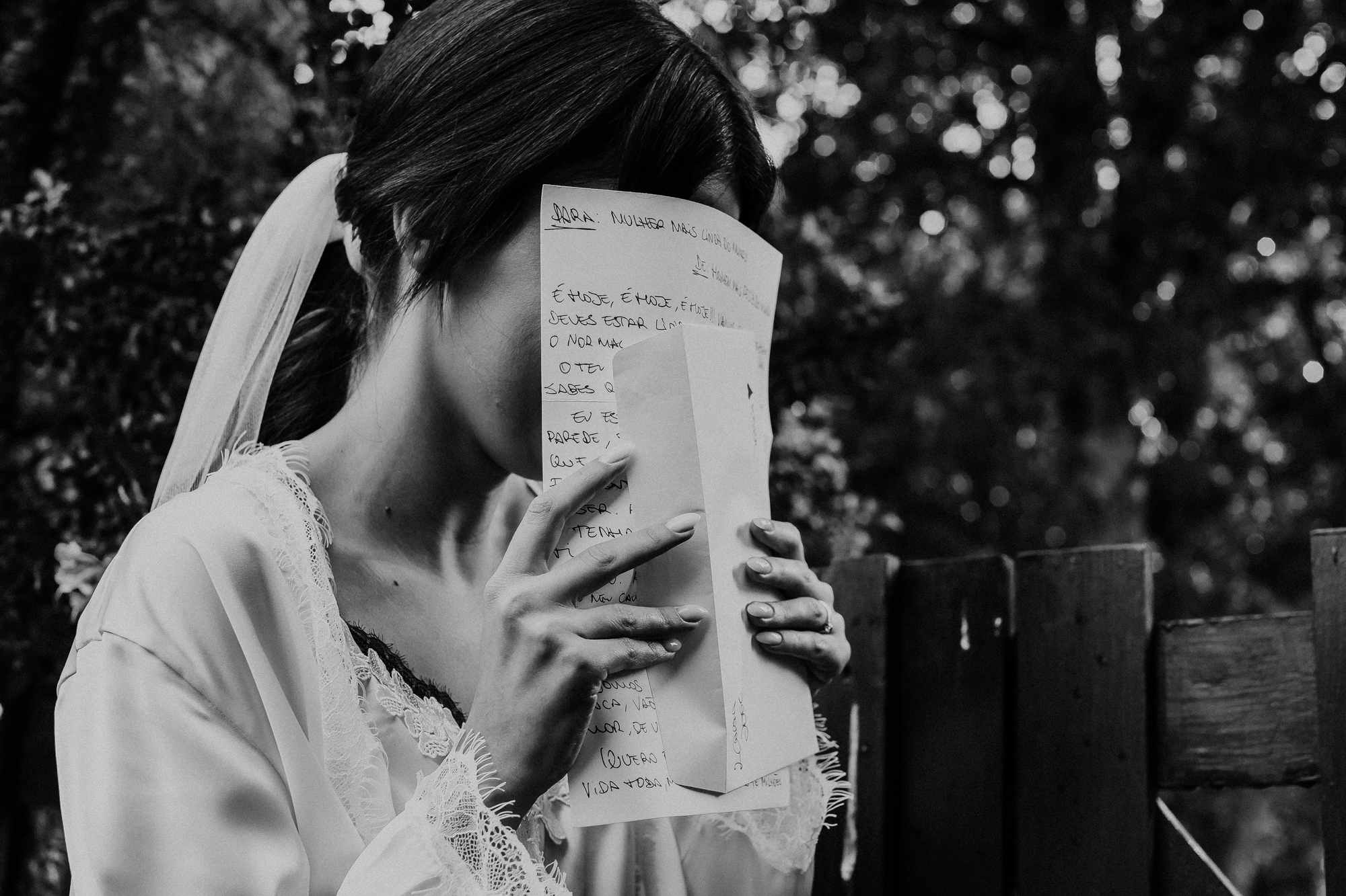 noiva a ler carta do noivo antes o casamento foto a preto e branco