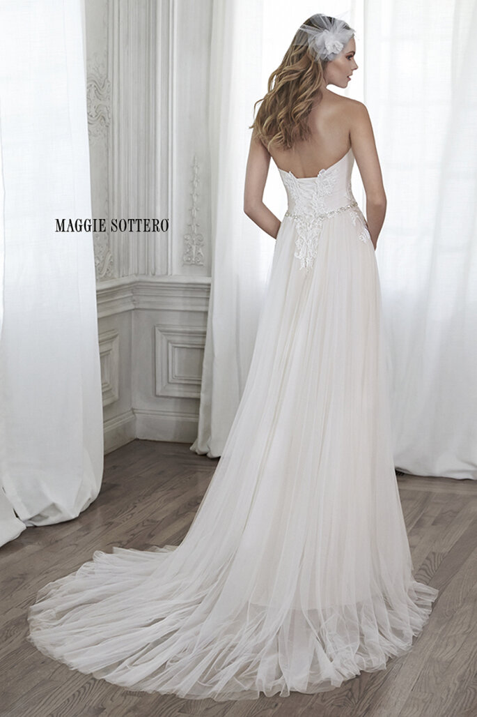 Este espectacular vestido de tule com aplicações de renda e um delicado corpete com decote coração que termina com uma delicada cintura de cristal de Swarovski fará com que se sinta com uma autêntica princesa.
<a href="http://www.maggiesottero.com/dress.aspx?style=5MW154" target="_blank">Maggie Sottero Spring 2015</a>