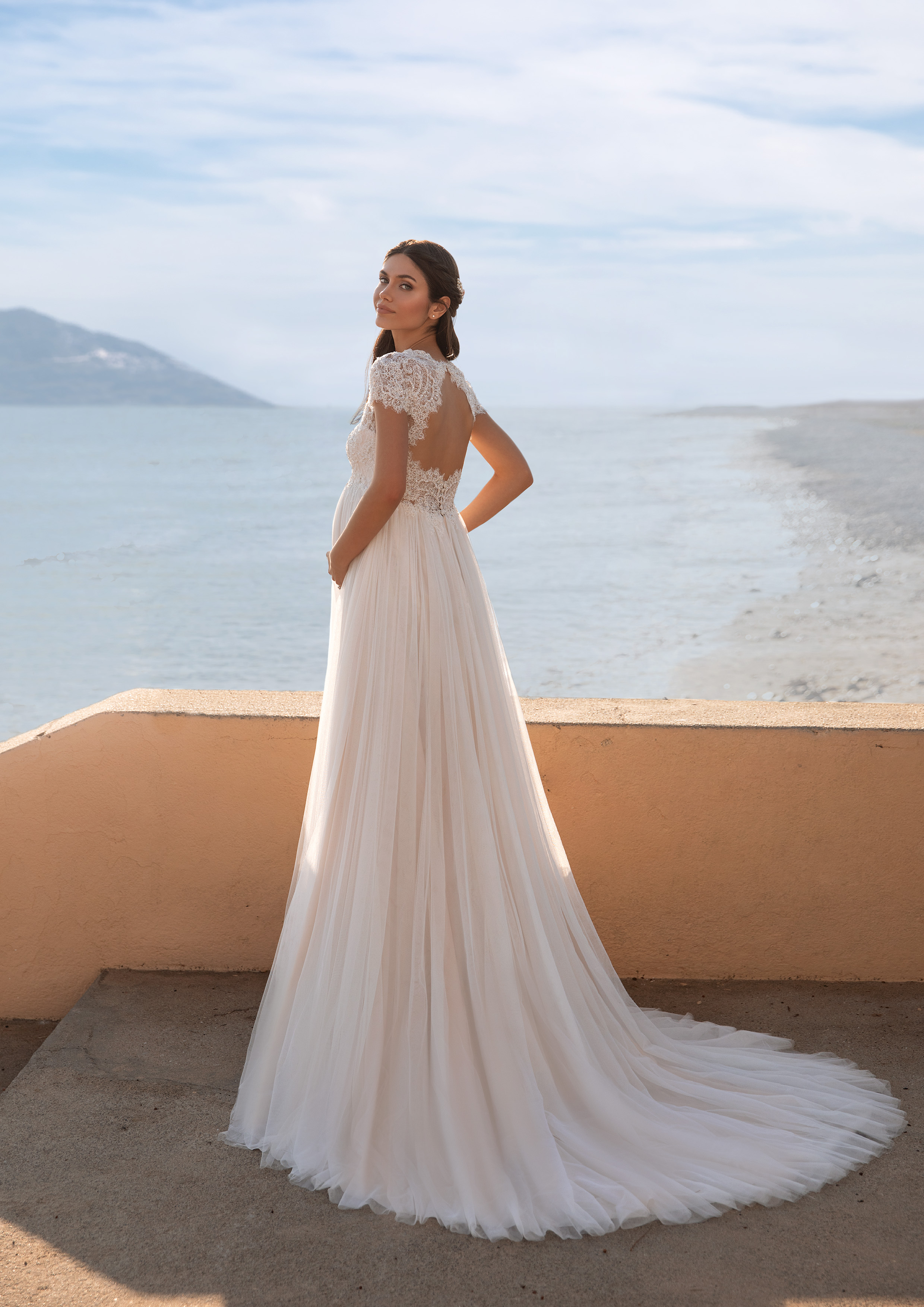 Vestido de noiva corte império com costas descobertas da coleção Cápsula Maternidade Pronovias 2021 Cruise Collection