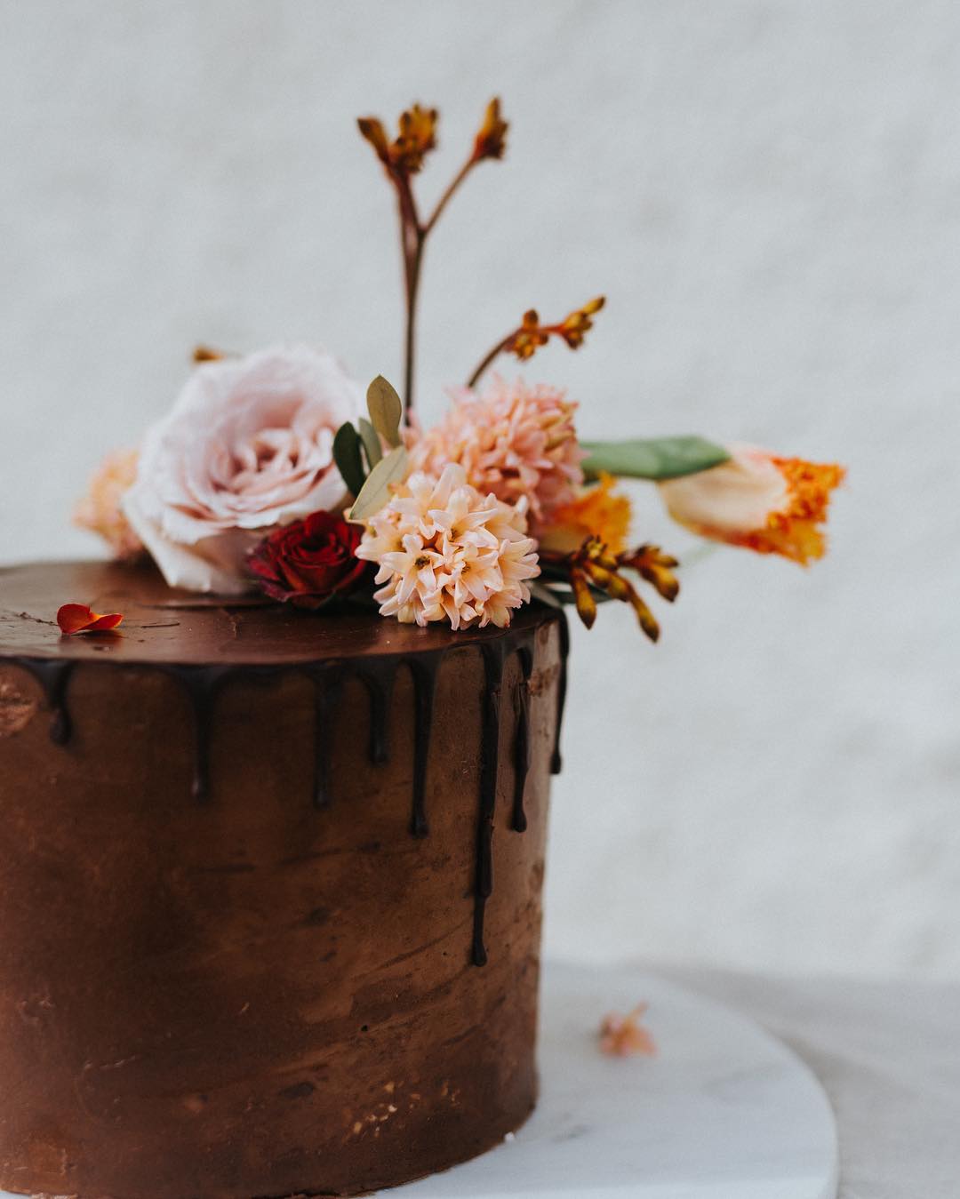 E um bolo de chocolate? Uma ideia deliciosa! | Créditos: IG @floralrhapsody