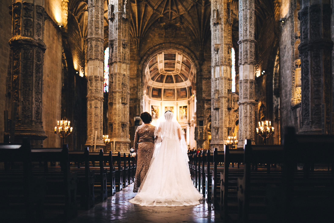 noiva entra na igreja com a mãe