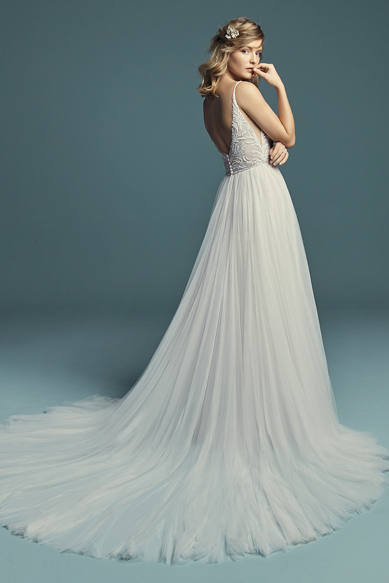 <a href="https://www.maggiesottero.com/maggie-sottero/charlene/11275">Maggie Sottero</a>
Este vestido inspirado num estilo mais vintage apresenta linha-A e um body bordado, realçado pelos seus cristais Swarovski. Saia confecionada com tule, conferindo um estilo princesa a todo o look. Terminado com botões cobertos sobre um fecho. Véu de tule com pormenores de pérolas e cristais Swarovski vendidos separadamente.