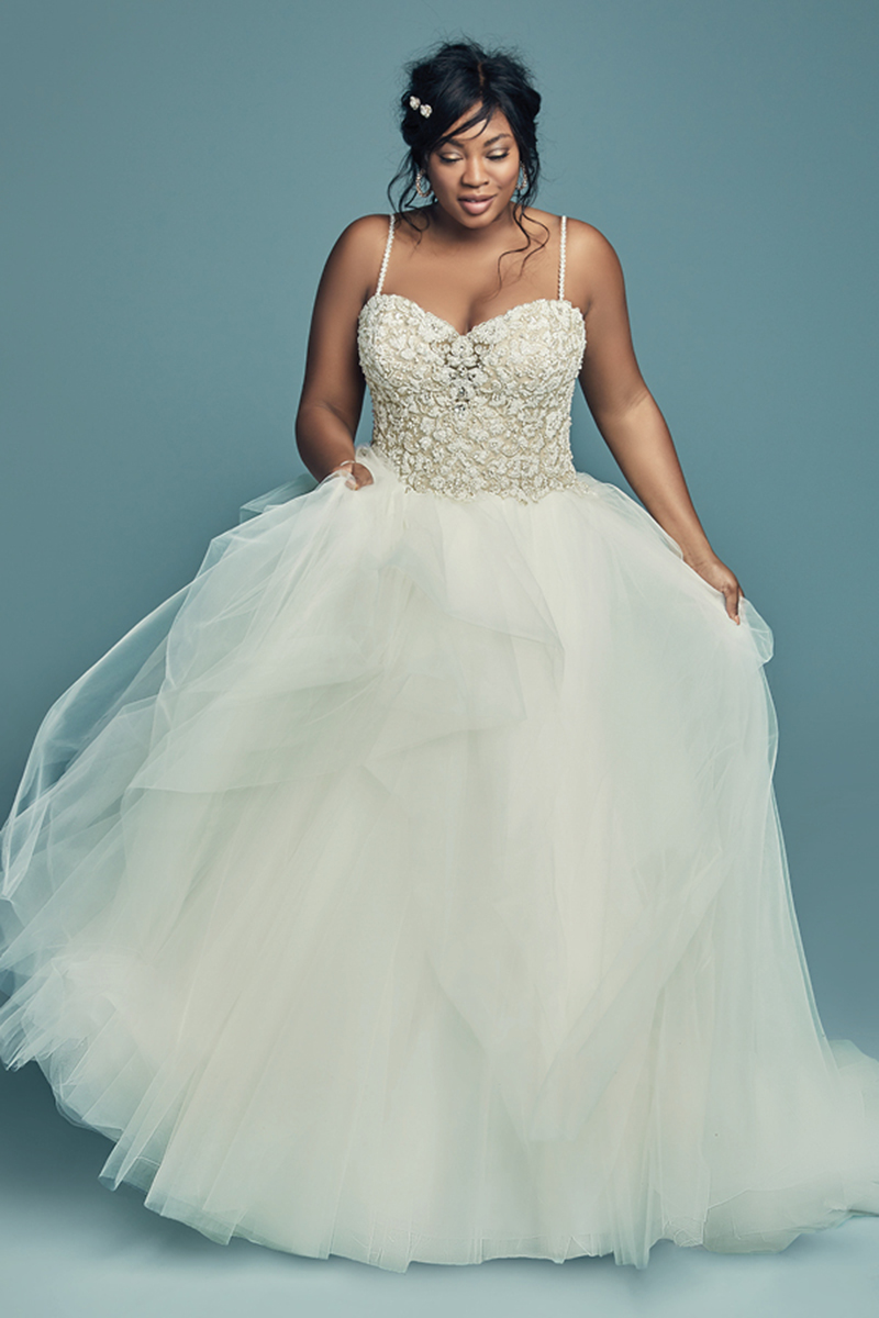 <a href="https://www.maggiesottero.com/maggie-sottero/shauna-lynette/11506">Maggie Sottero</a>
Este vestido de noiva altamente elegante oferece um body com cristais Swarovski e uma saia volumosa. Alças finas que nascem no seu decote em forma de coração. Terminado com botões de cristal sobre um fecho.