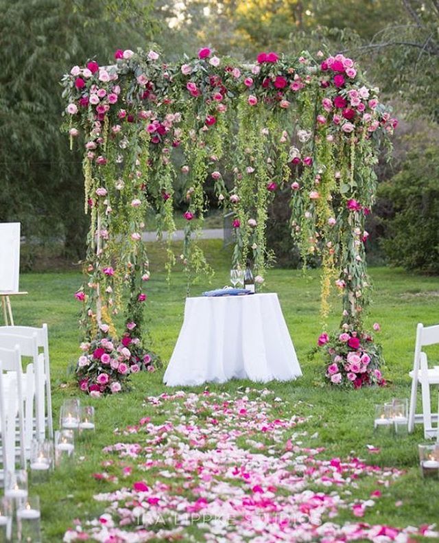 Altar com decoração floral