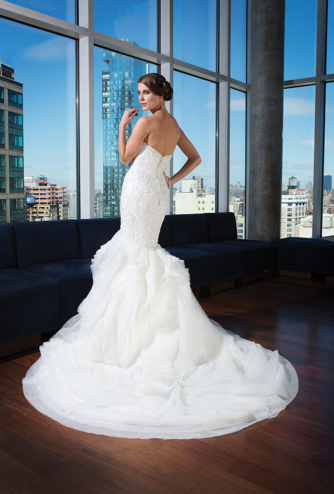 Photo: <a href="http://www.justinalexanderbridal.com/?utm_source=Zankyou&utm_medium=website%20takeover&utm_campaign=Zankyou%20week%20takeover" target="_blank">Justin Alexander</a>