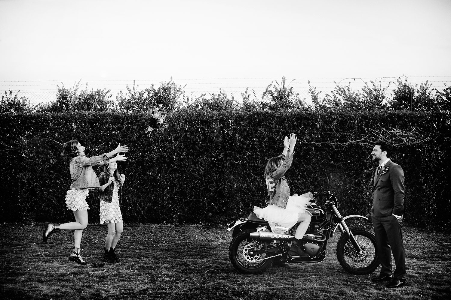 Noivos: Atelier Gio Rodrigues | Receção: Quinta do Avesso | Fotografia: Nelson Marques + Andreia Torres Photography | Video: Miranda Filmes | Motos: Ton-up Garage, Garagem Central (Porto) e Danny Cardoso | Modelos: Foxy Riders