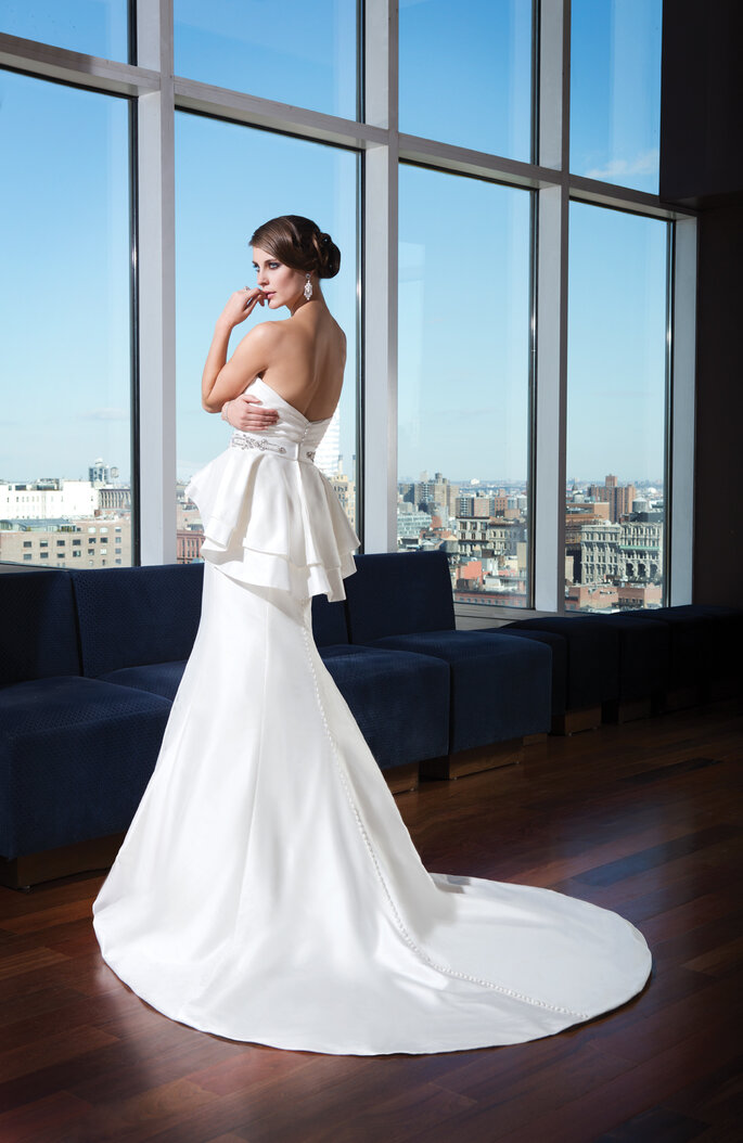 Photo: <a href="http://www.justinalexanderbridal.com/?utm_source=Zankyou&utm_medium=website%20takeover&utm_campaign=Zankyou%20week%20takeover" target="_blank">Justin Alexander</a>