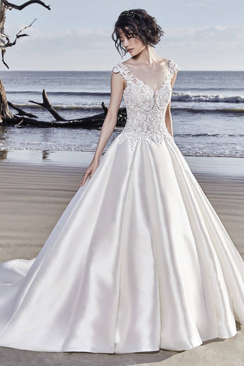 <a href="https://www.maggiesottero.com/sottero-and-midgley/huntington/11541">Maggie Sottero</a>

Lindos motivos de renda e cristais Swarovski adornam o corpete deste vestido de noiva princesa, mergulhando no decote V ilusão, sobre as cap sleeves, finalizando de forma delicada o decote das costas.