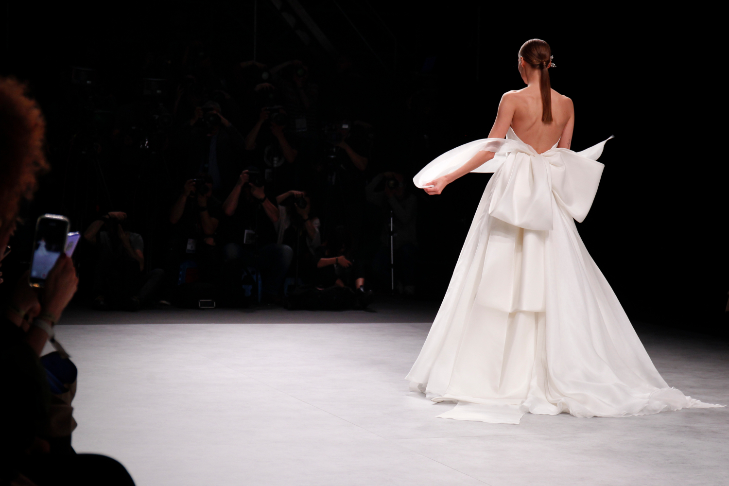 modelo desfilando con un vestido de novia en la barcelona bridal week 2020