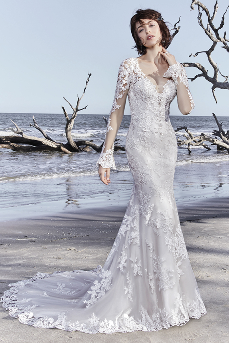 Bonitos pormenores de renda decoram este maravilhoso vestido de noiva, que é completado com as mangas compridas. Decote fronta em forma de V, assim como o das costas. Uma saia fit-and-flare caracteriza este modelo. Terminado com botões que cobrem o fecho.
<a href="https://www.maggiesottero.com/sottero-and-midgley/ekaterina/11532">Sottero and Midgley</a>