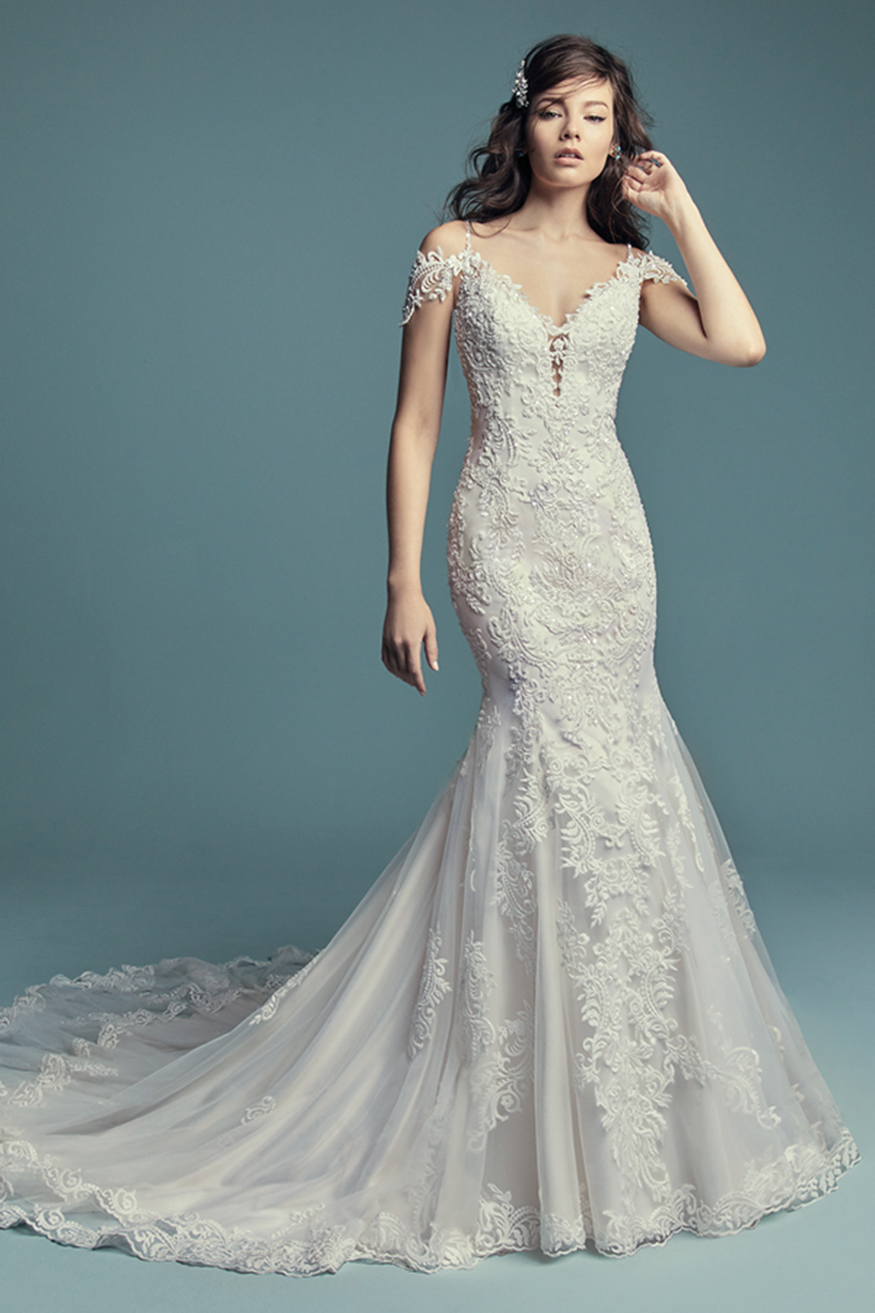 <a href="https://www.maggiesottero.com/maggie-sottero/della/11465">Maggie Sottero</a>
Pormenores de renda bordados com cristais Swarovski cai em cascada ao longo do tule que constitui este vestido de noiva fit-and-flare. Alças finas completam este vestido com um decote profundo em forma de coração. As mangas que colocam os ombros ao descoberto podem ser removidas, de forma a ir ao encontro das preferências da noiva. Terminado com botões cobertos sobre um fecho.