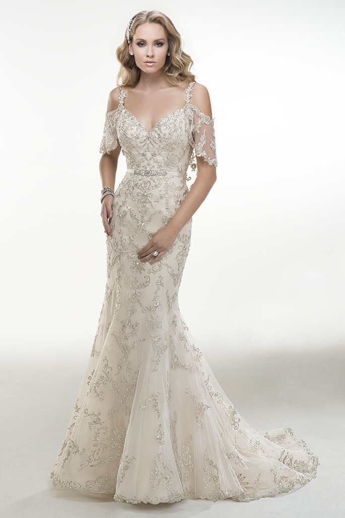 Vestido de noiva com mangas em estilo borboleta nos ombros e bordado de cristal de Swarovski com um deslumbrante acabamento com botões de cristal e zíper sobre o fecho elástico interior. Inclui cinto desmontável com enfeites de cristal Swarovski.
<a href="http://www.maggiesottero.com/dress.aspx?style=4MS959" target="_blank">Maggie Sottero Platinum 2015</a>