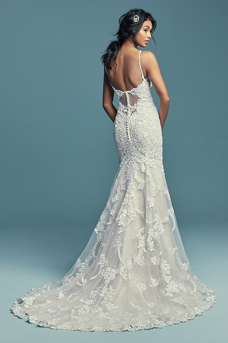 <a href="https://www.maggiesottero.com/maggie-sottero/riley/11502">Maggie Sottero</a>
Pormenores de renda bordados realçam o tule que confeciona este maravilhoso vestido de noiva. Alças finas completam o decote em forma de U. Terminado com botões cobertos sobre um fecho.