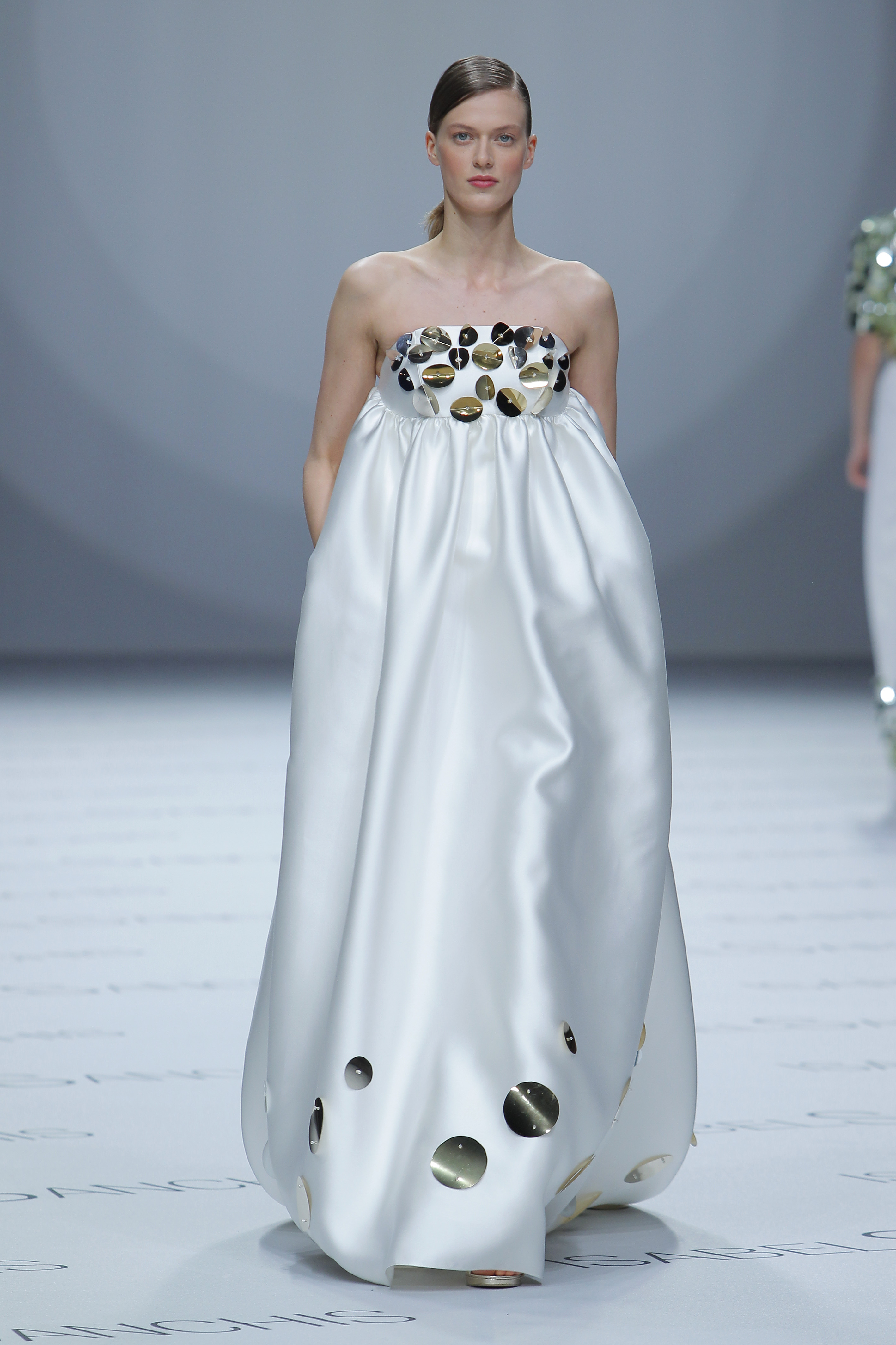 Isabel Sanchis. Créditos: Barcelona Bridal Fashion Week