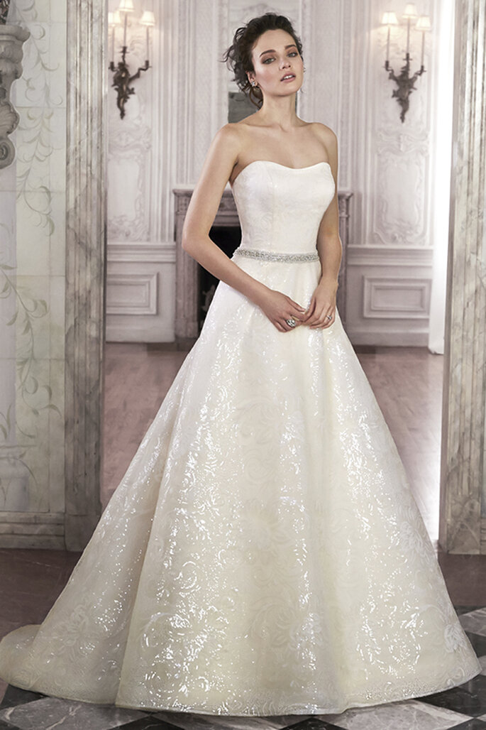 Vestido de noiva com detalhes florais, acentuado com lantejoulas brilhantes e um decote redondo com um cinto brilhante de cristal Swarovski. Acabamento com botões de cristal sobre o zipper e o corte interior.
<a href="http://www.maggiesottero.com/dress.aspx?style=5MR101" target="_blank">Maggie Sottero Spring 2015</a>