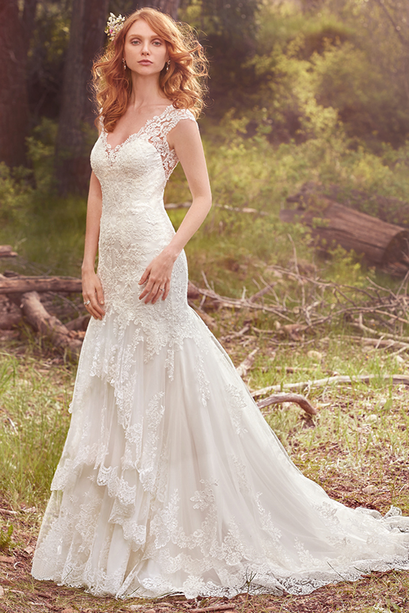 Com uma saia com 3 folhos com detalhes em renda adiciona romance e extravagância a este clássico vestido. Pormenores confeccionados com renda decoram o corpete com uma decote em V e um efeito aberto nas costas.
<a href="https://www.maggiesottero.com/maggie-sottero/zalia/10155?utm_source=mywedding.com&utm_campaign=spring17&utm_medium=gallery" target="_blank">Maggie Sottero</a>
