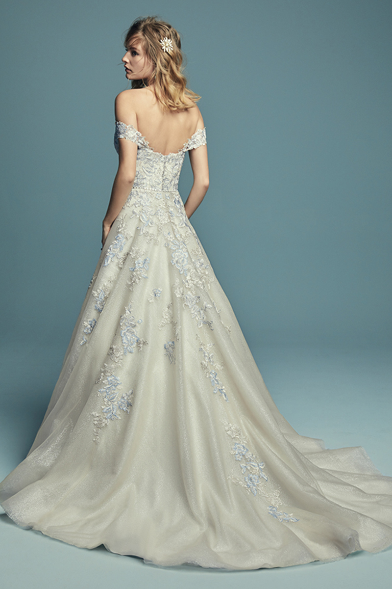 <a href="https://www.maggiesottero.com/maggie-sottero/maine/11494">Maggie Sottero</a>
Pormenores de renda coloridos extremamente graciosos dançam ao longo de todo o corpete e o que caracteriza este modelo em particular. Terminado com um decote em forma de coração, sem alças e um cinto com cristais Swarovski. Terminado com botões de cristal sobre um fecho.
