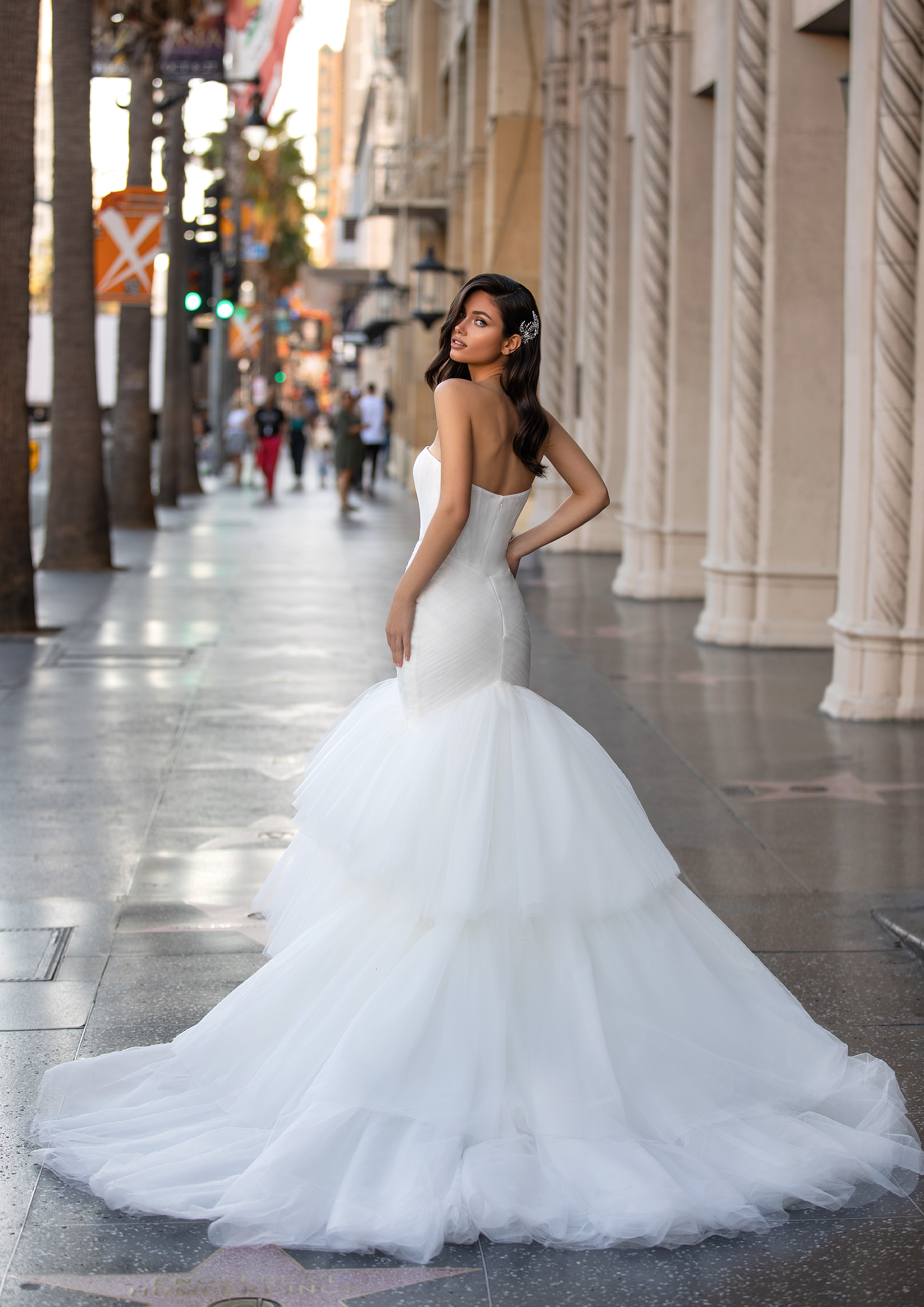 Vestido de noiva silhueta sereia, em tule extremamente macio, com dois volumes distintos, e decote coração | Modelo Saint de Pronovias 2021 Cruise Collection