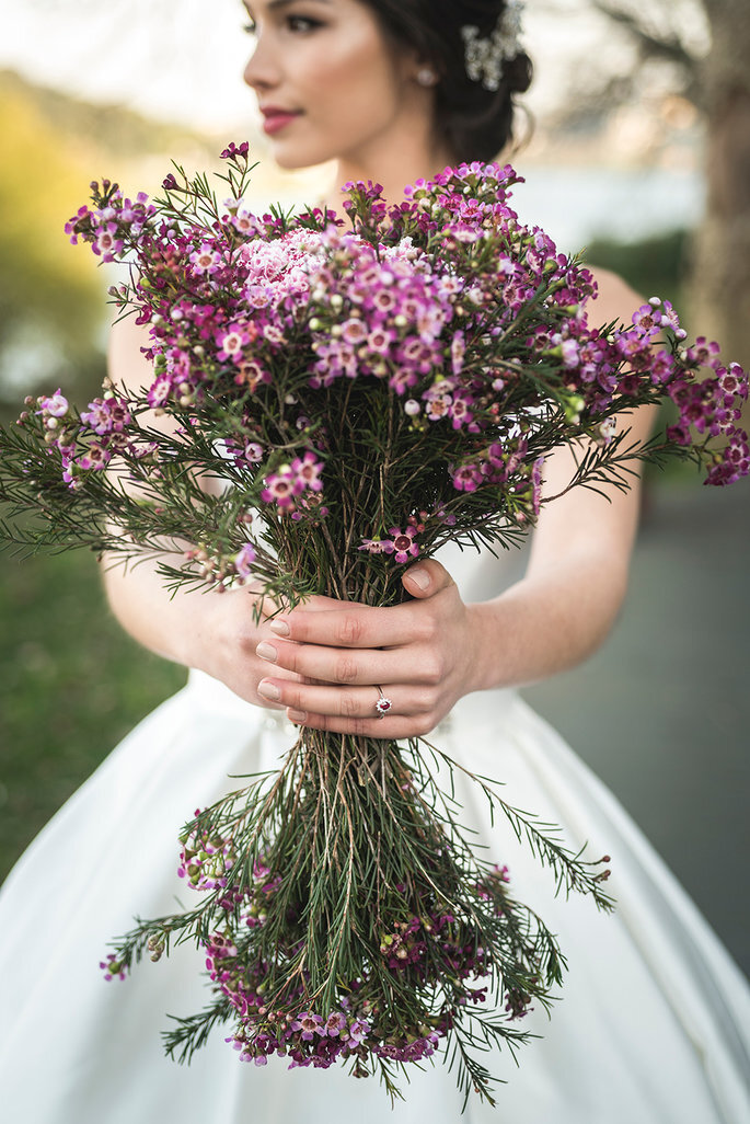 noiva com bouquet silvestre ultravioleta