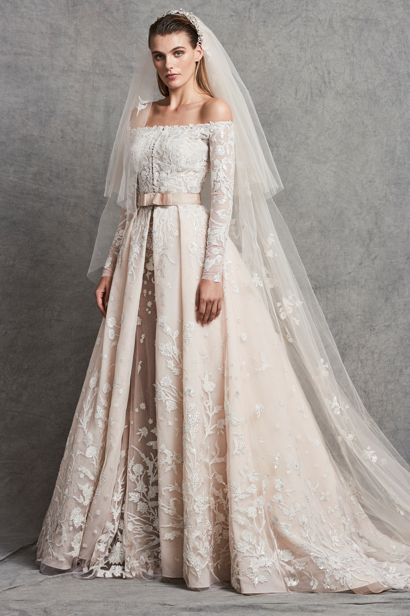 Créditos: Carolina with coat veil, Zuhair Murad