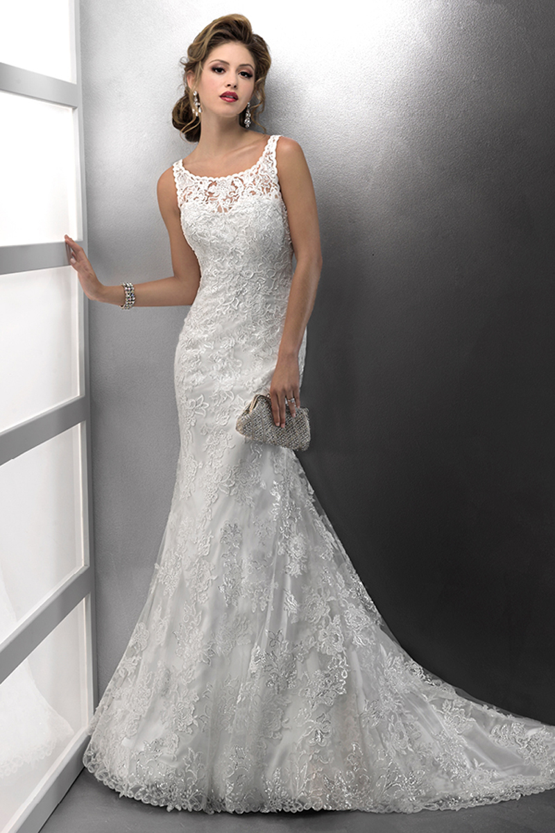 Elegantemente sofisticado e um delicado decote ilusão em U constituem este magnífico vestido. Detalhes de renda bordados à mão que entram em perfeita harmonia com o tule sobre o cetim Demir Stretch. Terminado com botões.
<a href="http://www.sotteroandmidgley.com/dress.aspx?style=72403" target="_blank">Sottero and Midgley</a>