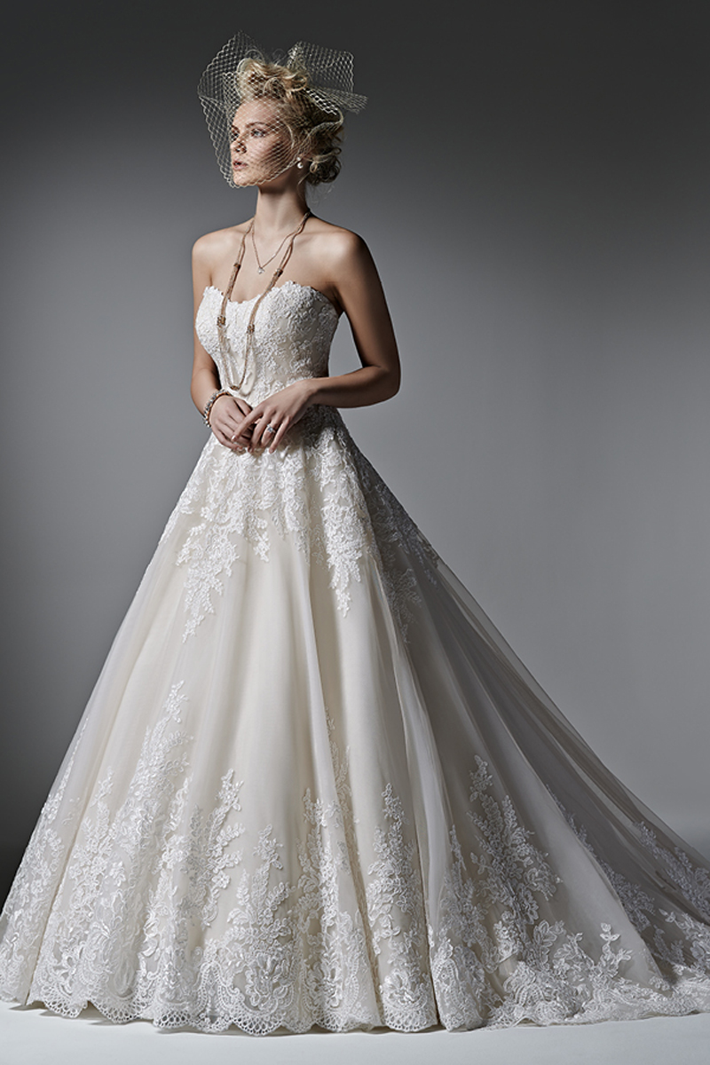 Este vestido com efeito balão bastante elegante apresenta pormenores em renda. Um decote em U subtil com renda nas suas extremidades. Terminado com botões em vez de um fecho e um espartilho interior. Mangas curtas de renda vendidas separadamente.