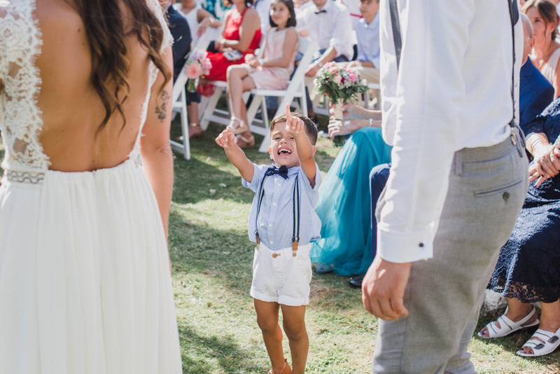 casamento menino entre noivos com calções, suspensórios e laço casamento