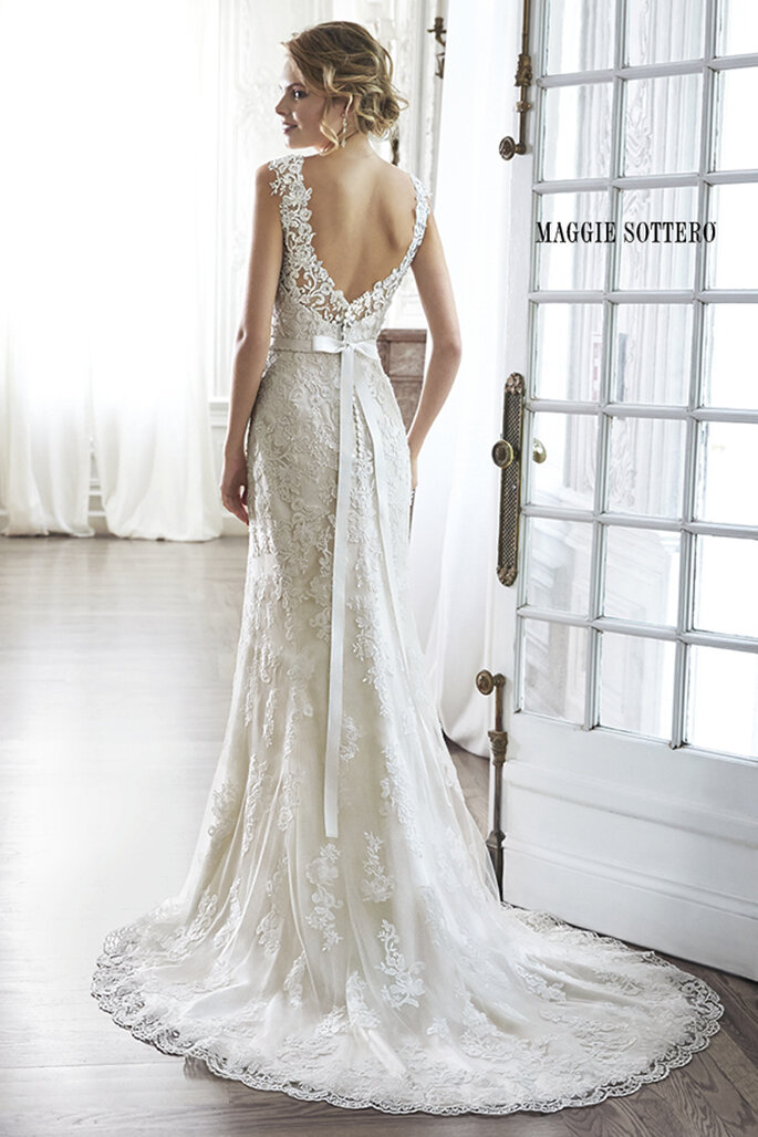Vestido de noiva com ar romântico e lindíssimas rendas, com decote coração e mangas delicadas. As costas descobertas em V acabam com um botão e fecho elástico interior, com uma opção de cinta.
<a href="http://www.maggiesottero.com/dress.aspx?style=5MN083" target="_blank">Maggie Sottero Spring 2015</a>