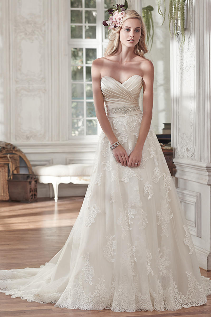 Elegante e intemporal, este romântico vestido corte A apresenta cetim L’Amour no corpete. Saia de tule realçada com cristais Swarovski delicados que conferem um toque especial á cintura.
<a href="www.maggiesottero.com/maggie-sottero/kamiya/9522" target="_blank">Maggie Sottero</a>