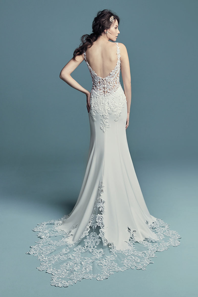 <a href="https://www.maggiesottero.com/maggie-sottero/alaina/11453">Maggie Sottero</a>

Pormenores de renda bordados sobre uma saia fit-and-flare caracterizam este vestido de noiva extremamente sexy. Alças com diamantes Swarovski bordados nascem de um decote em forma de coração profundo com efeito ilusão,terminando numas costas com corte em U. Complementado por peças que vão conferir uma silhueta elegante. Terminado com botões cobertos sobre um fecho.  