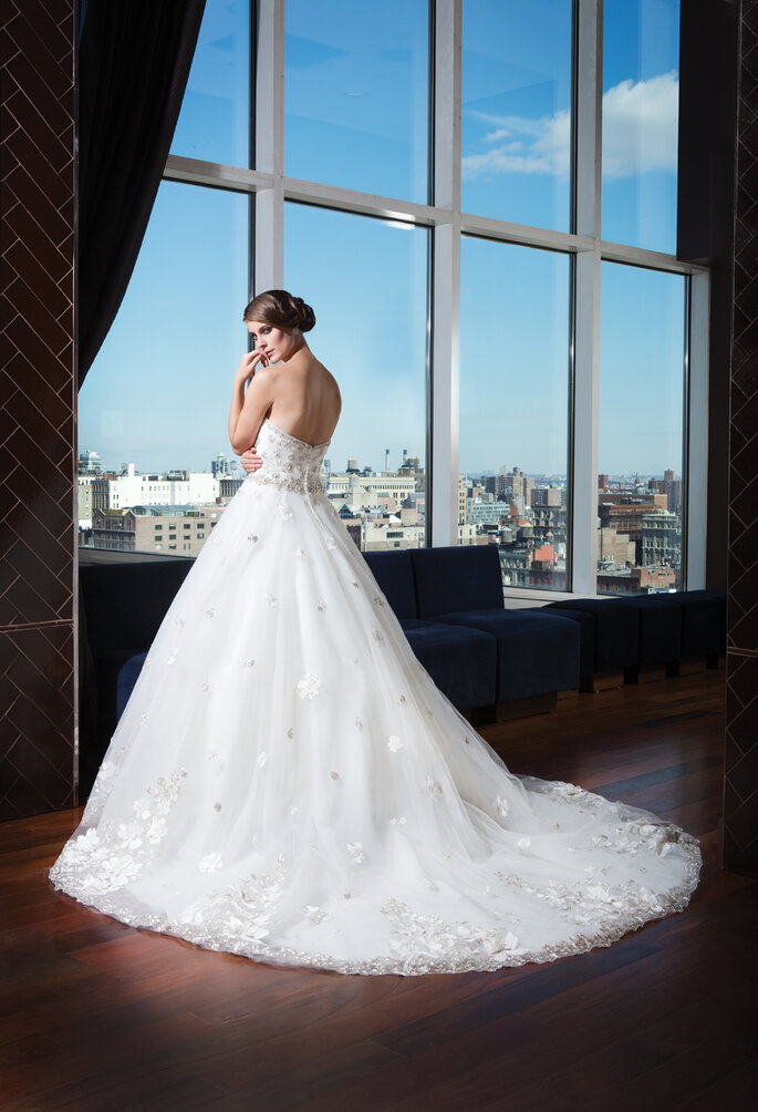 Photo: <a href="http://www.justinalexanderbridal.com/?utm_source=Zankyou&utm_medium=website%20takeover&utm_campaign=Zankyou%20week%20takeover" target="_blank">Justin Alexander</a>