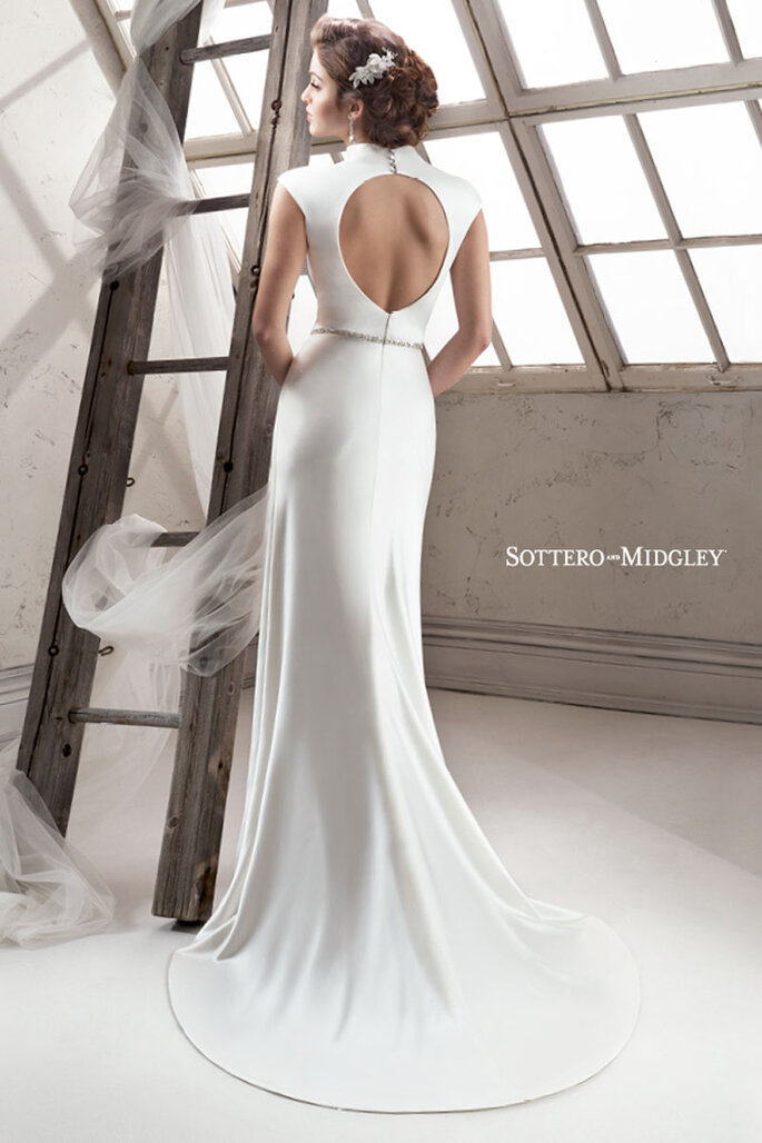 Vestido sexy e estiloso de cetim Desta com gola alta e decote em V e nas costas. O cinto de cristais Swarovski enfeita a cintura. Fechamento com zíper e botões de cristais na parte de cima.
<a href="http://www.sotteroandmidgley.com/dress.aspx?style=4SC944" target="_blank">Sottero & Midgley Platinum 2015</a>