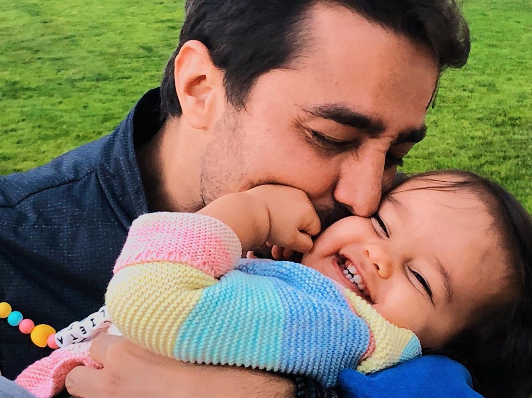 «Oh abraço mais que Único Se conseguisse escrever o Pai que és seria uma poesia perfeita... todos os dias olho para ti, para os nossos filhos e vejo a nossa alegria de viver, o amor imenso que cada vez mais transborda e o respeito e admiração que só aumentam... passo a passo, dia a dia, uma pedrinha aqui outra ali... um filho, duas filhas e lá vamos nós de mãos dadas na estrada da vida a construir a nossa história....! Que Pai perfeito, meigo, atento e incrível te tornaste!!! Dia do Pai e que Pai! Sem ti esta história linda de amor não seria possível Nosso amor.... nosso Paiiiiiii, nossa Vida!» | Foto reprodução Instagram @franciscaprpereira