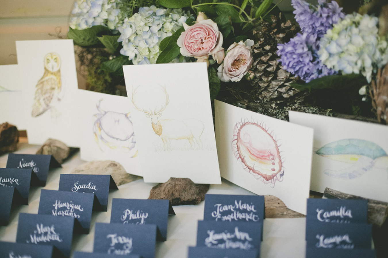Marcadores de lugares de mesa para os convidados do seu casamento
