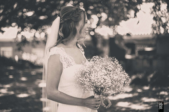 noiva sorridente com véu e bouquet de gypsophila mosquitinho branco