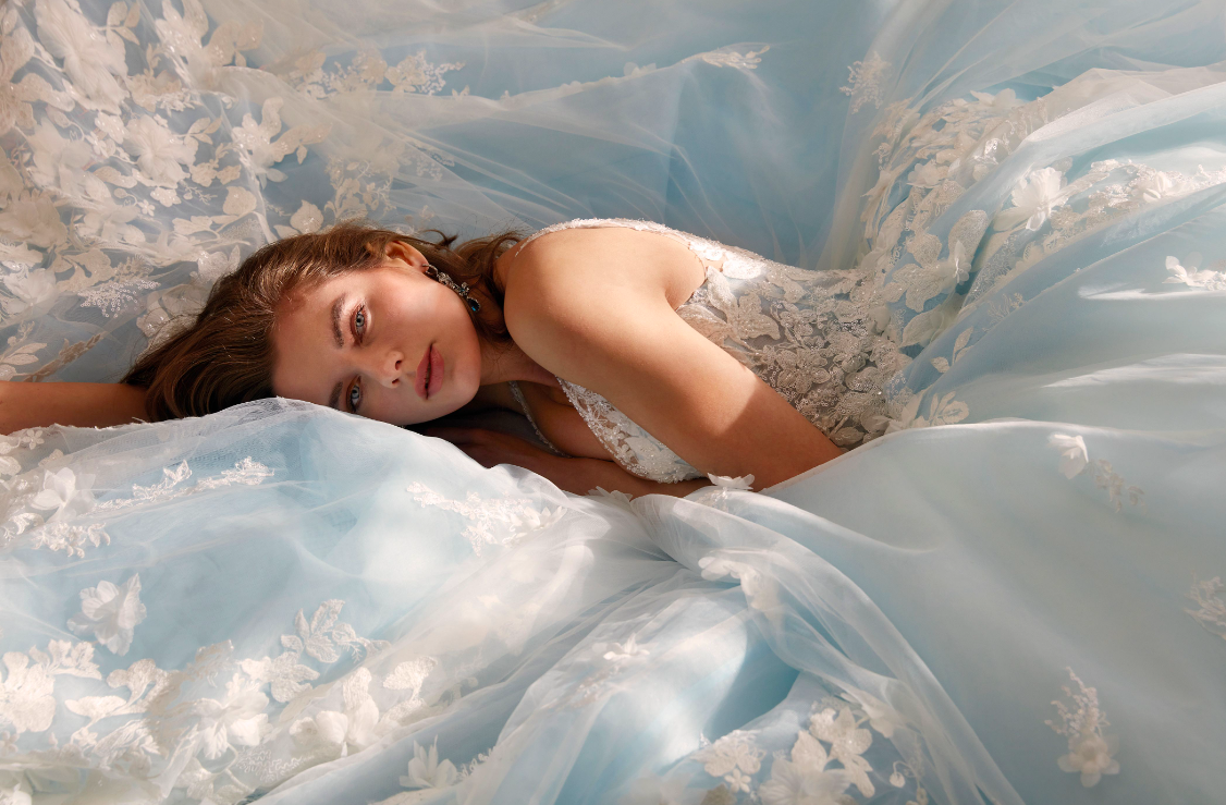Una modella appoggiata nel suo abito azzurro Platinum